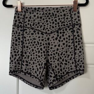 Stylish Gray Leopard Print Bike Shorts